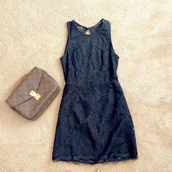 LBD lace with open back - Picture 3 of 3